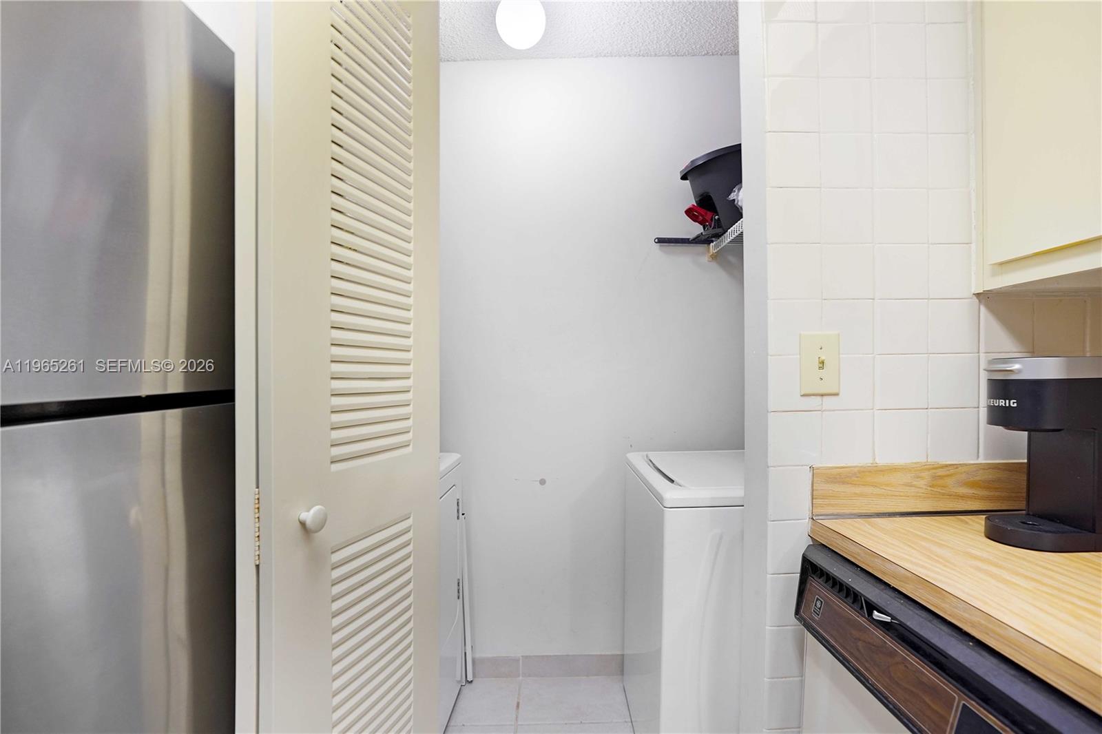 927 NE 199th St # 104