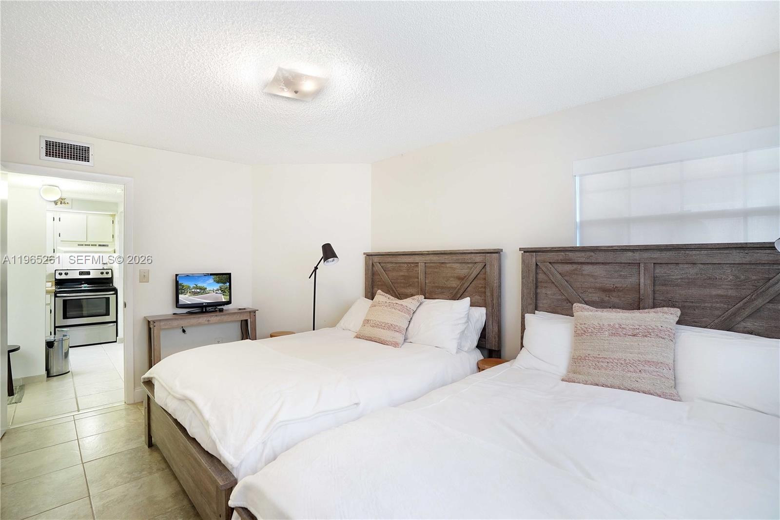 927 NE 199th St # 104