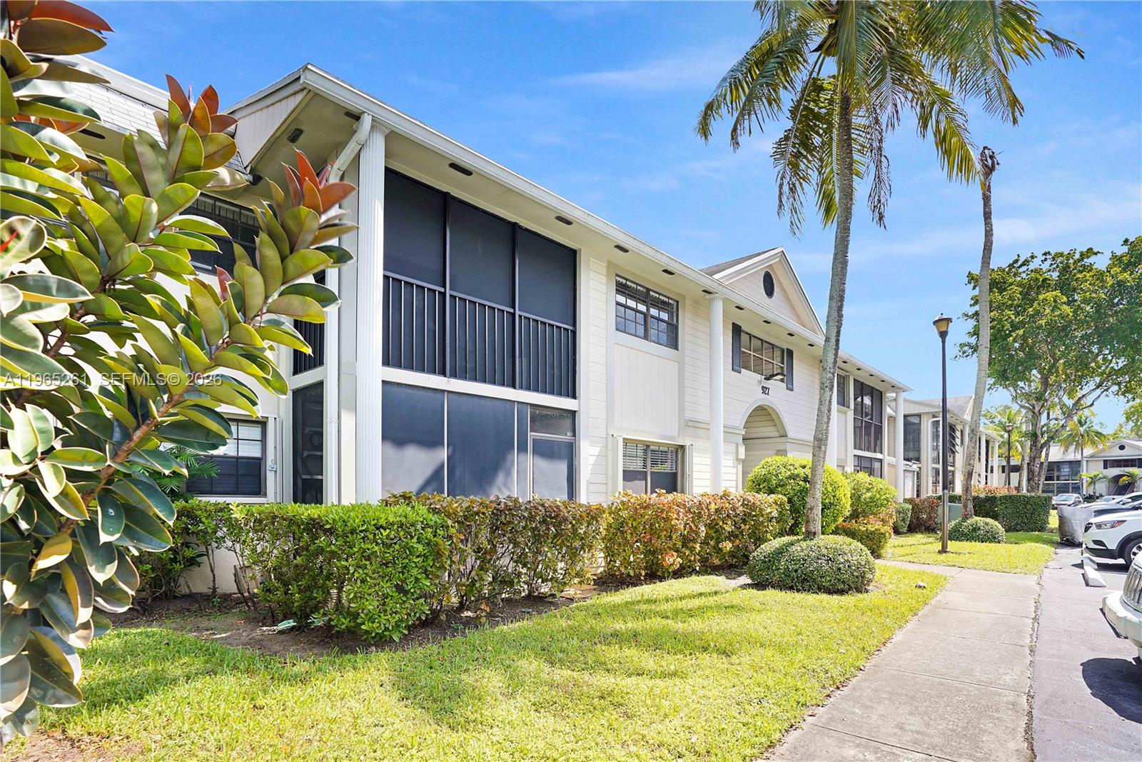 927 NE 199th St # 104