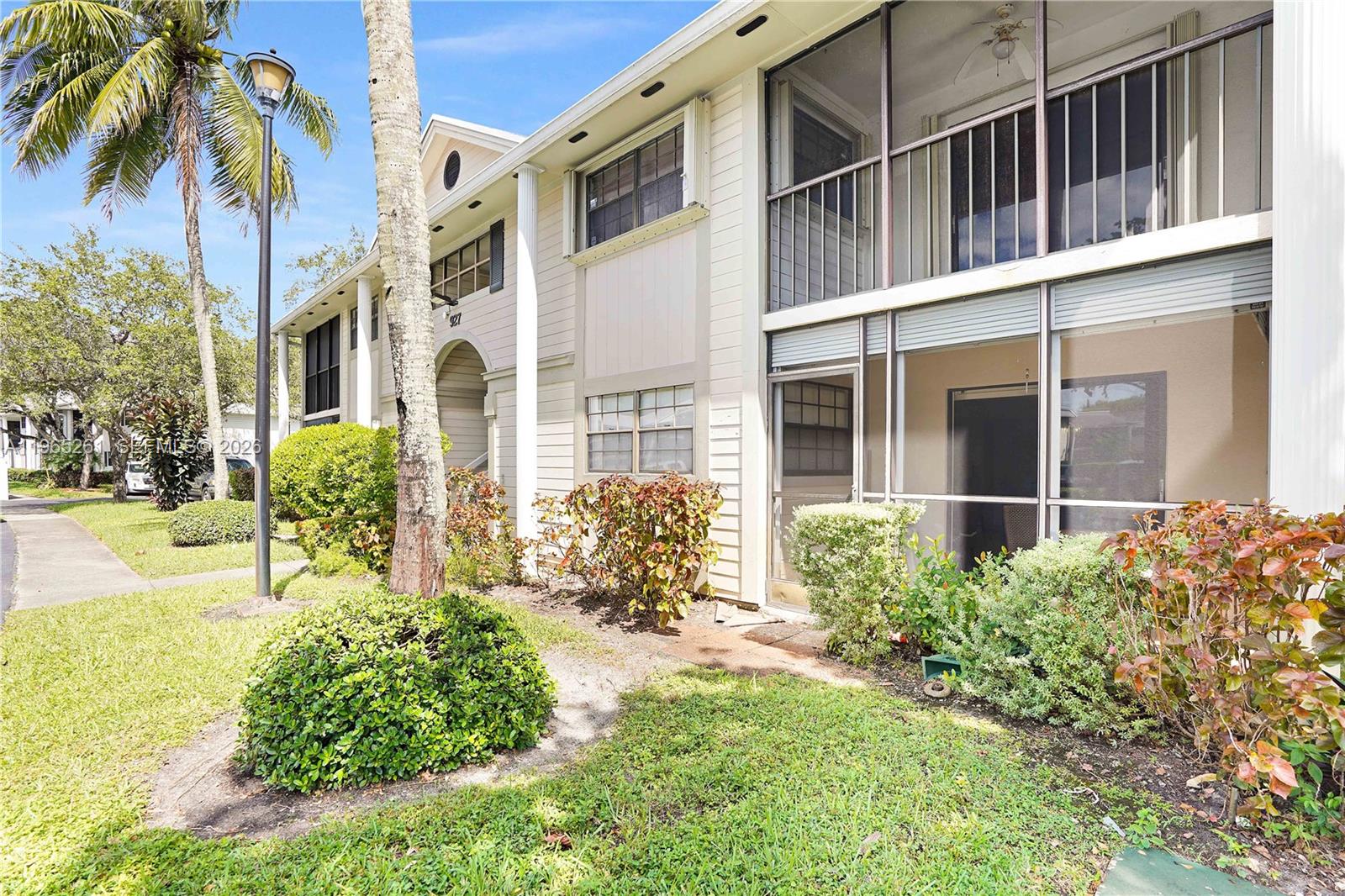 927 NE 199th St # 104