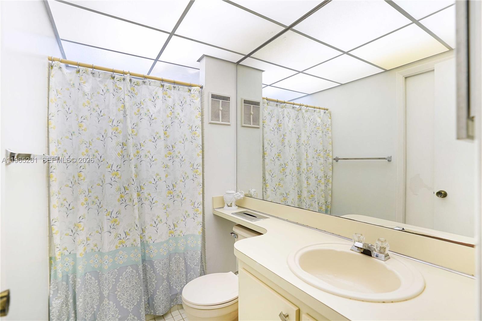 927 NE 199th St # 104