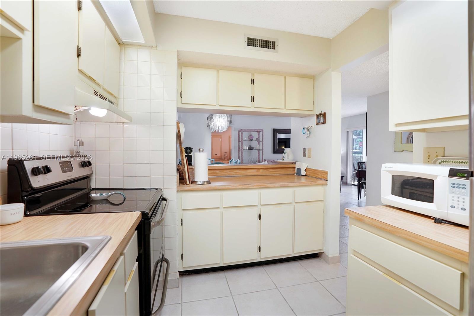 927 NE 199th St # 104