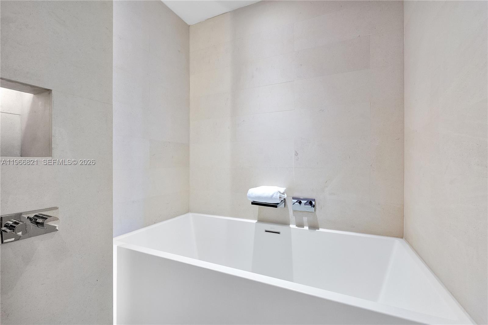 102 24th St # 1612 Unit: PH-1612