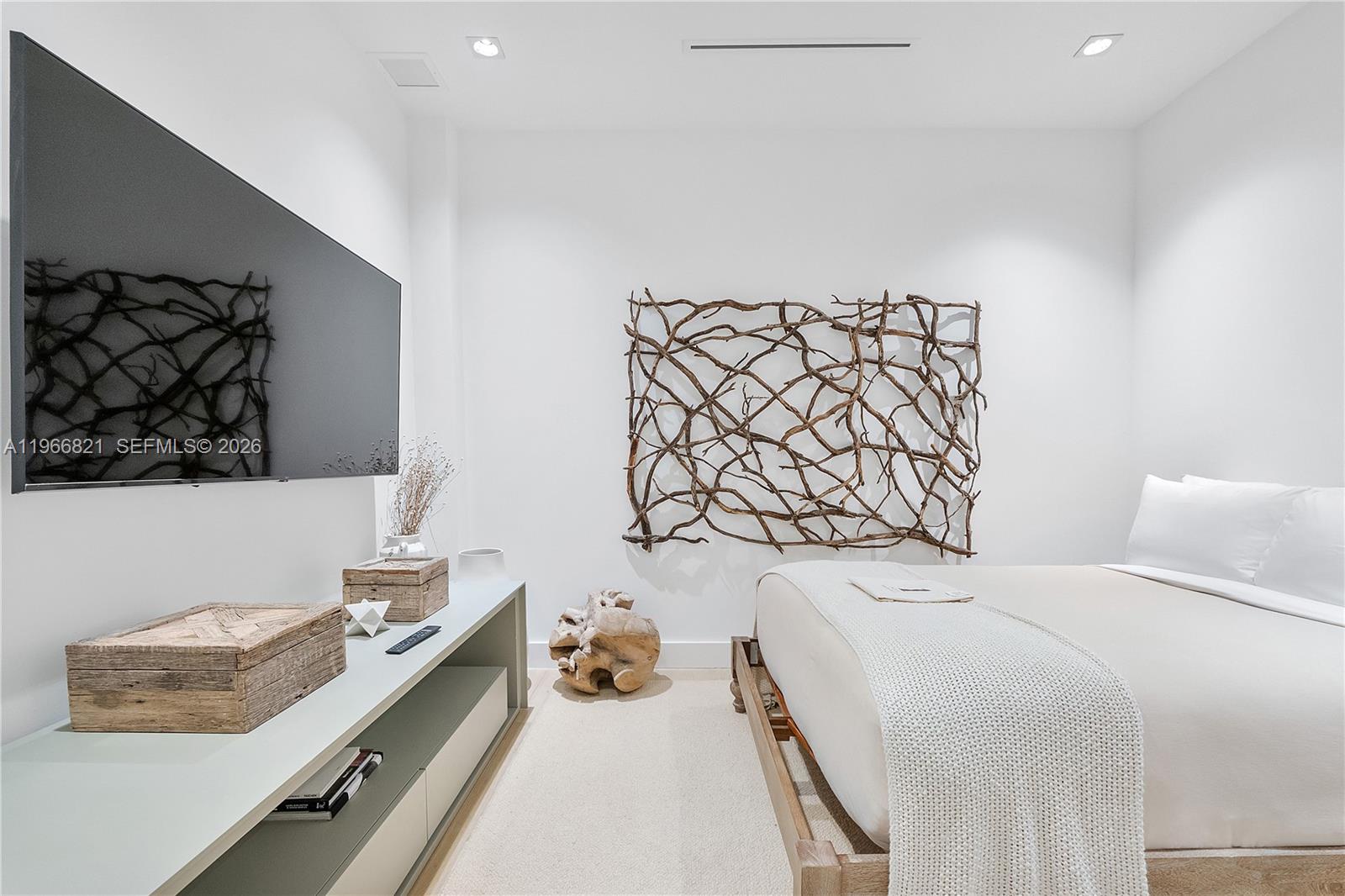 102 24th St # 1612 Unit: PH-1612