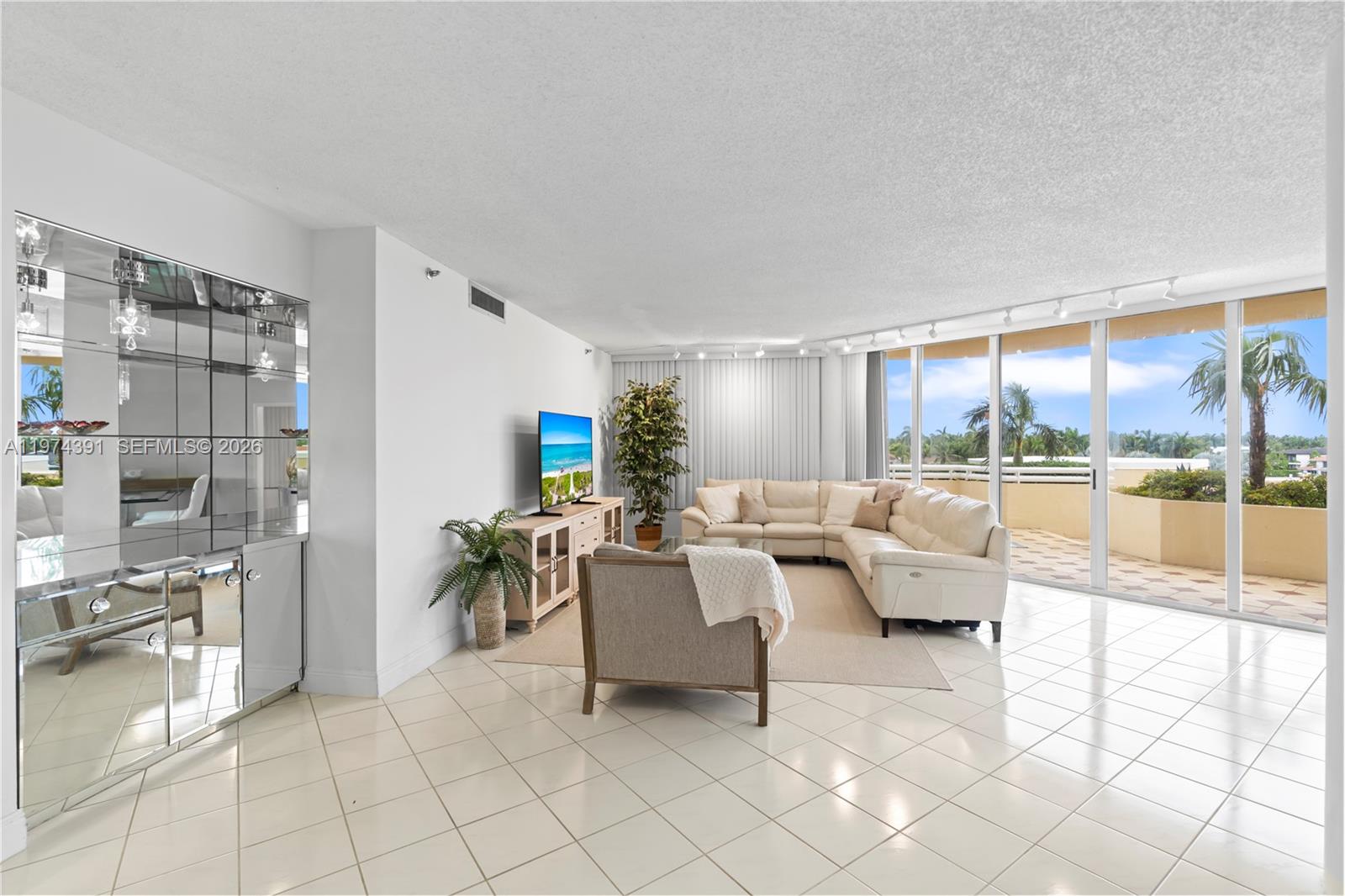 20191 E Country Club Dr # 407