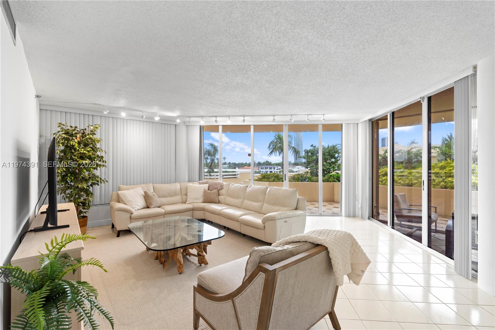 20191 E Country Club Dr # 407