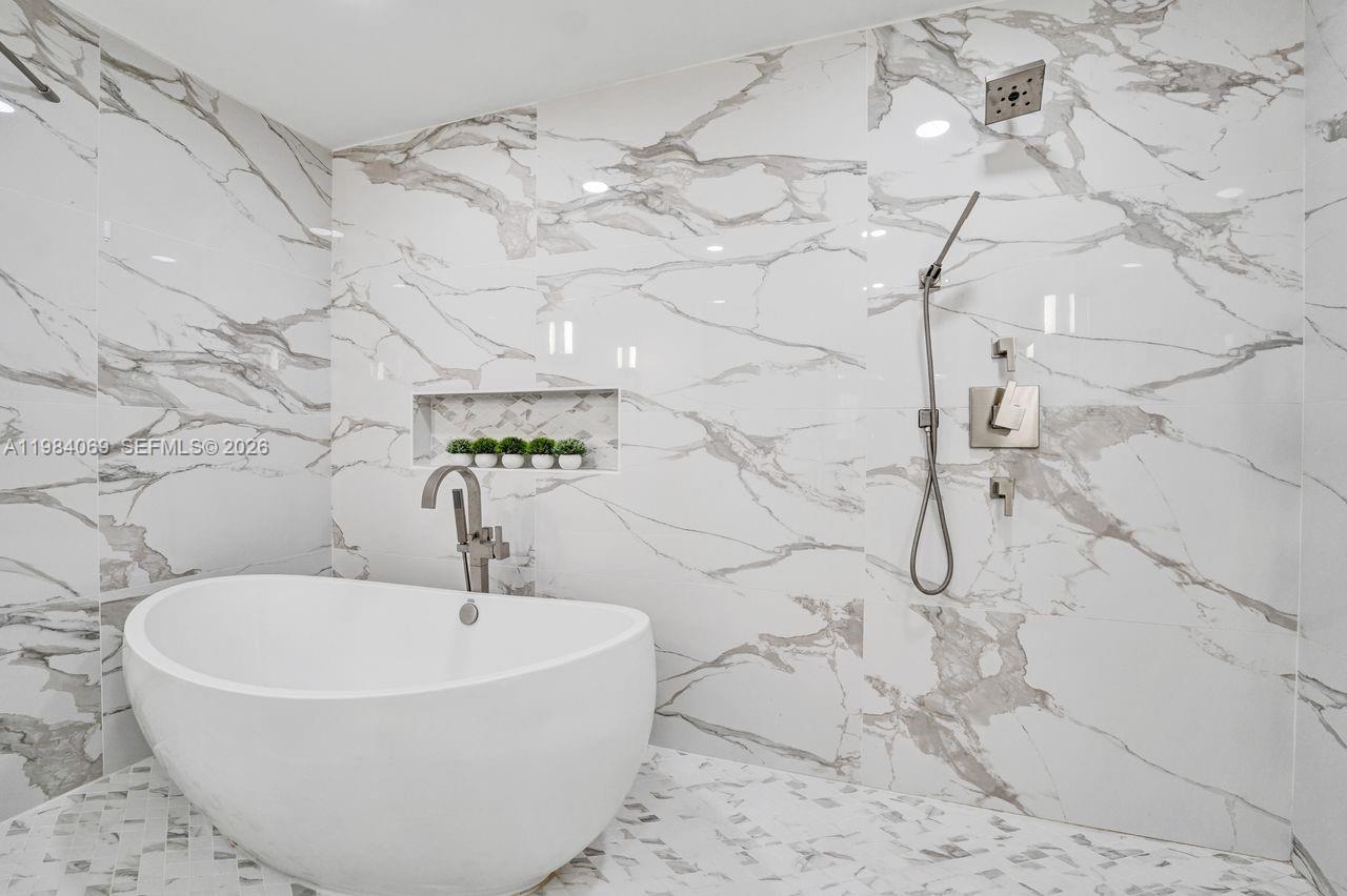 899 W Spinnaker Dr W