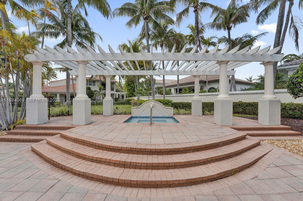 899 W Spinnaker Dr W