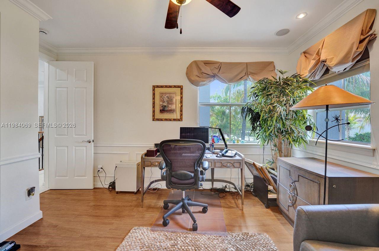 899 W Spinnaker Dr W