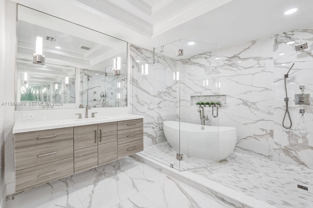 899 W Spinnaker Dr W