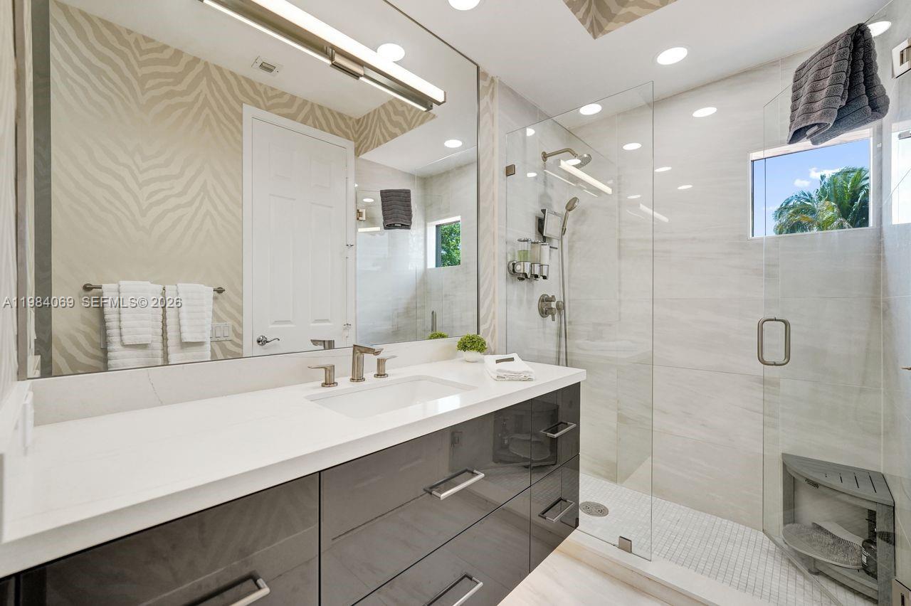 899 W Spinnaker Dr W