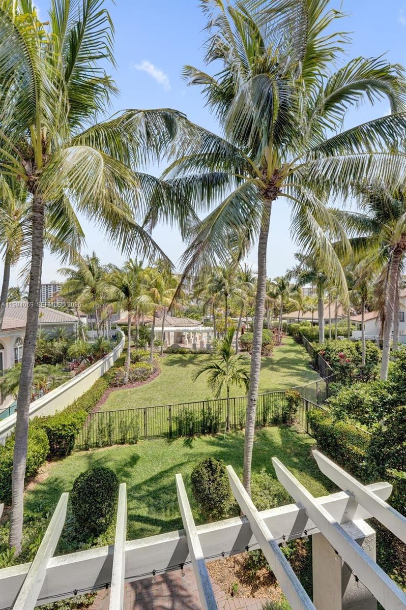 899 W Spinnaker Dr W