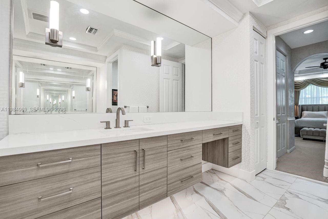 899 W Spinnaker Dr W