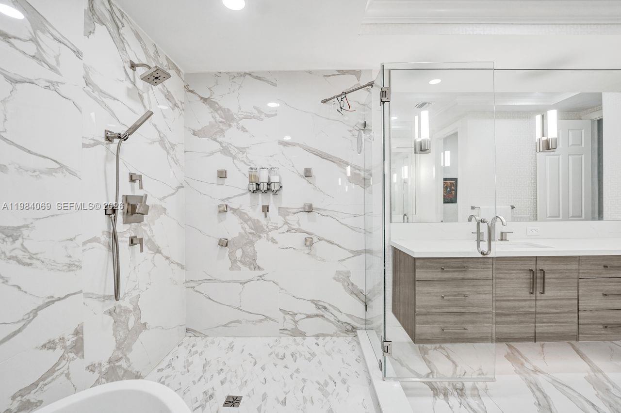 899 W Spinnaker Dr W