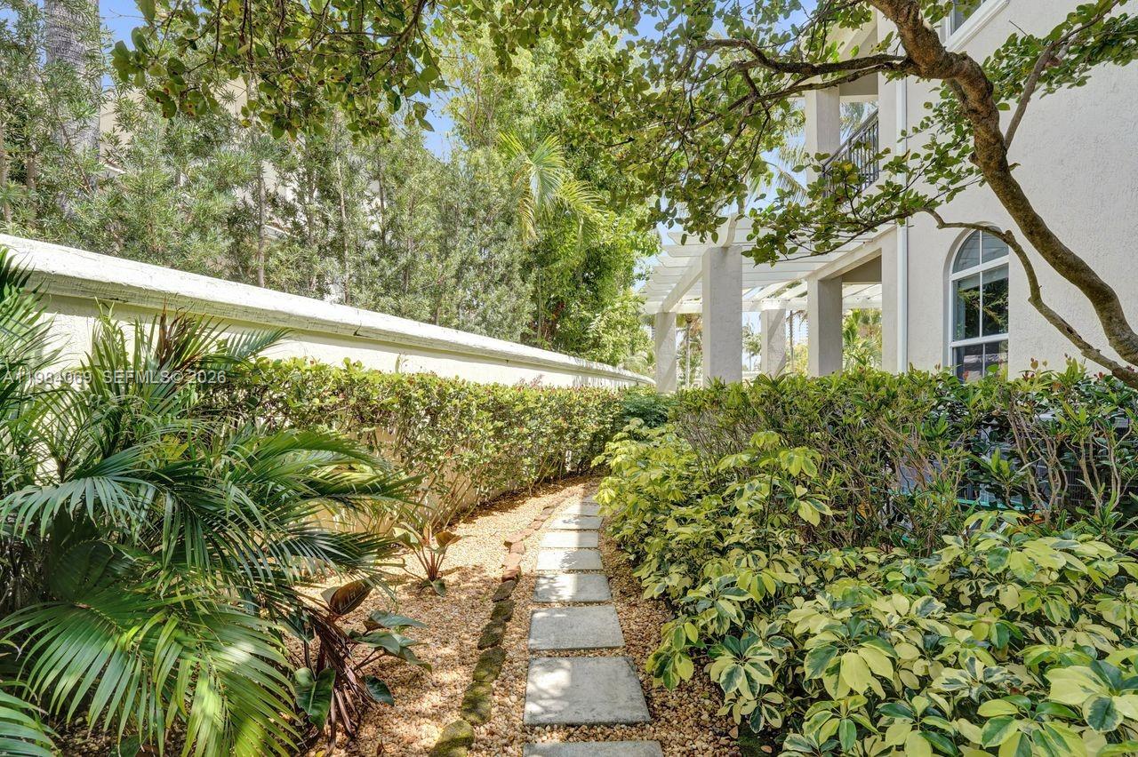 899 W Spinnaker Dr W