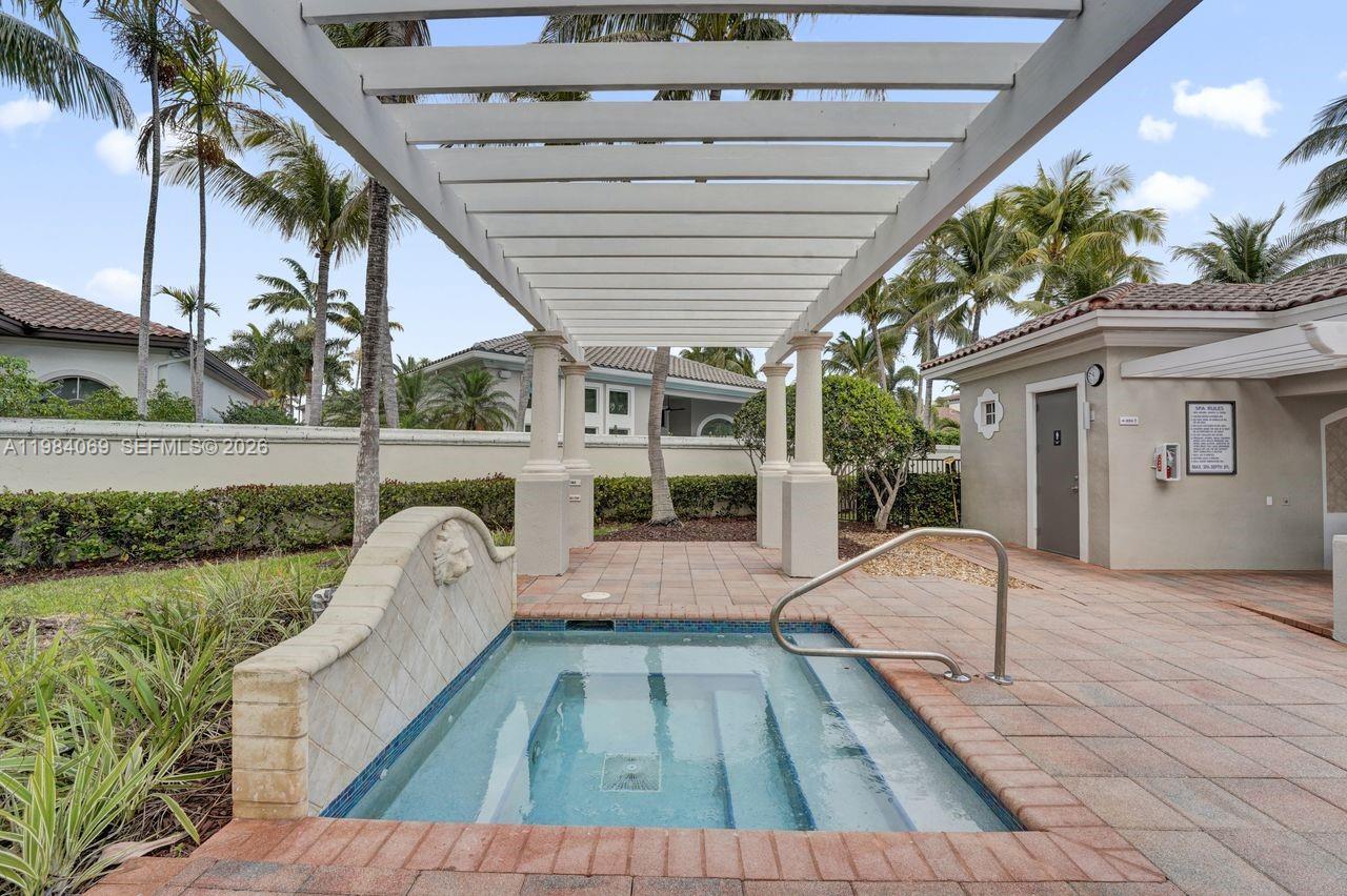 899 W Spinnaker Dr W