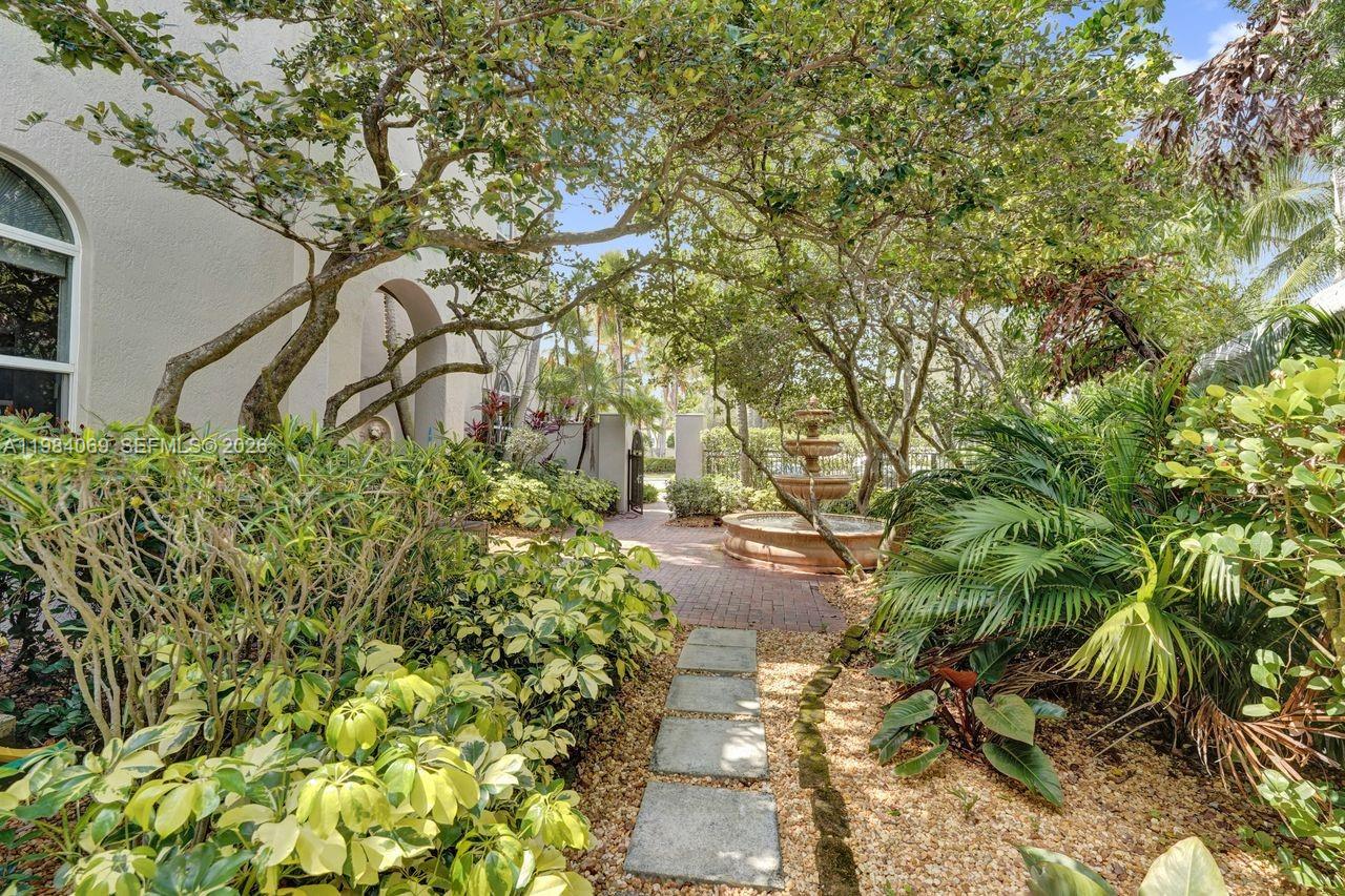 899 W Spinnaker Dr W