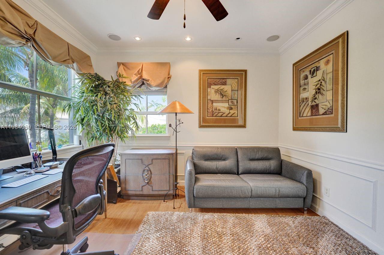 899 W Spinnaker Dr W