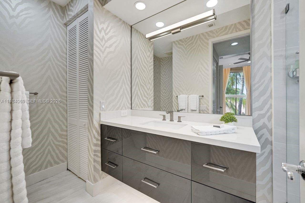 899 W Spinnaker Dr W