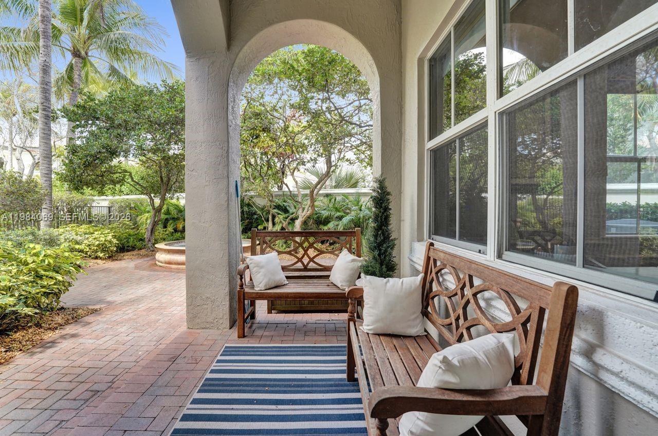 899 W Spinnaker Dr W