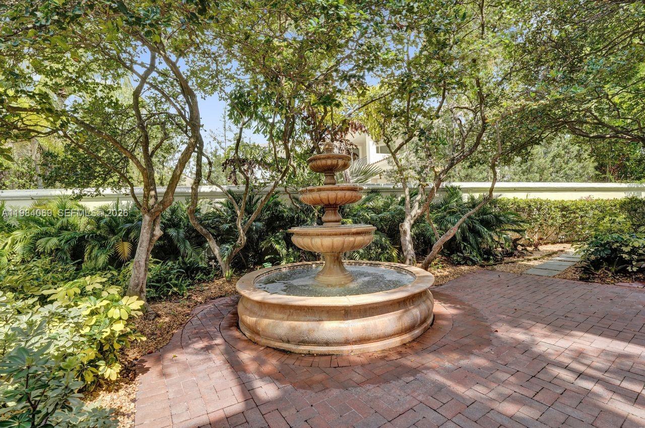 899 W Spinnaker Dr W