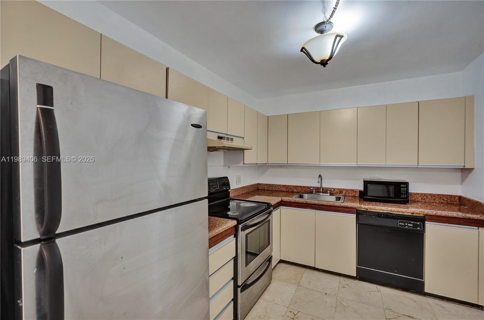 2500 Parkview Dr # 808