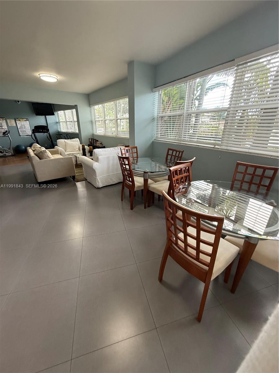 3250 NE 28th St # 212