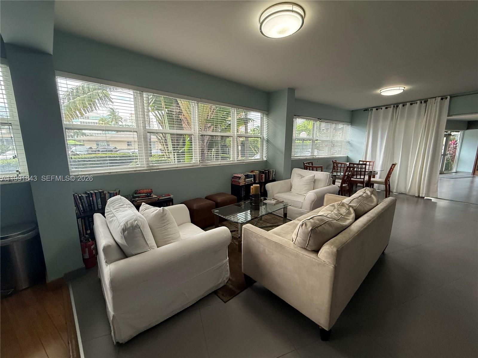 3250 NE 28th St # 212