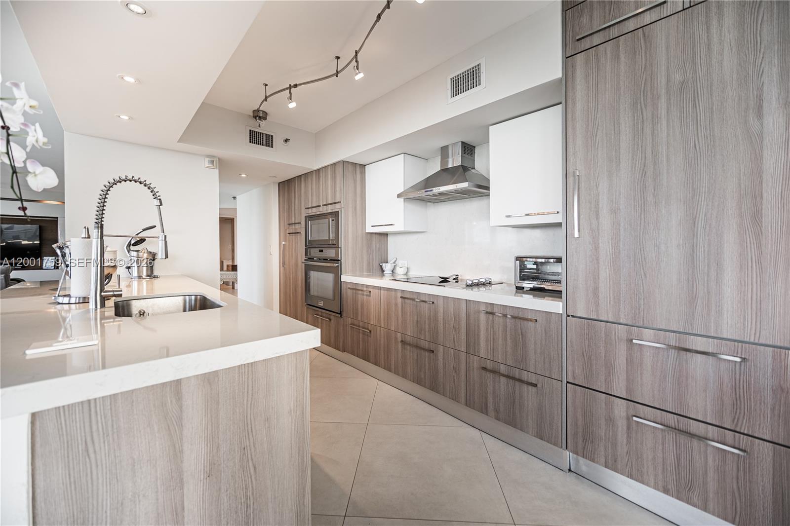 16485 Collins Ave # 536