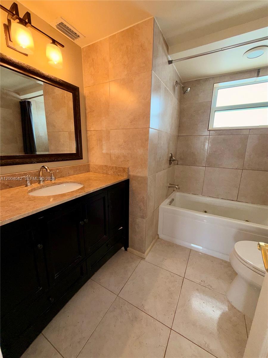 1075 NE Miami Gardens Dr Unit: 306