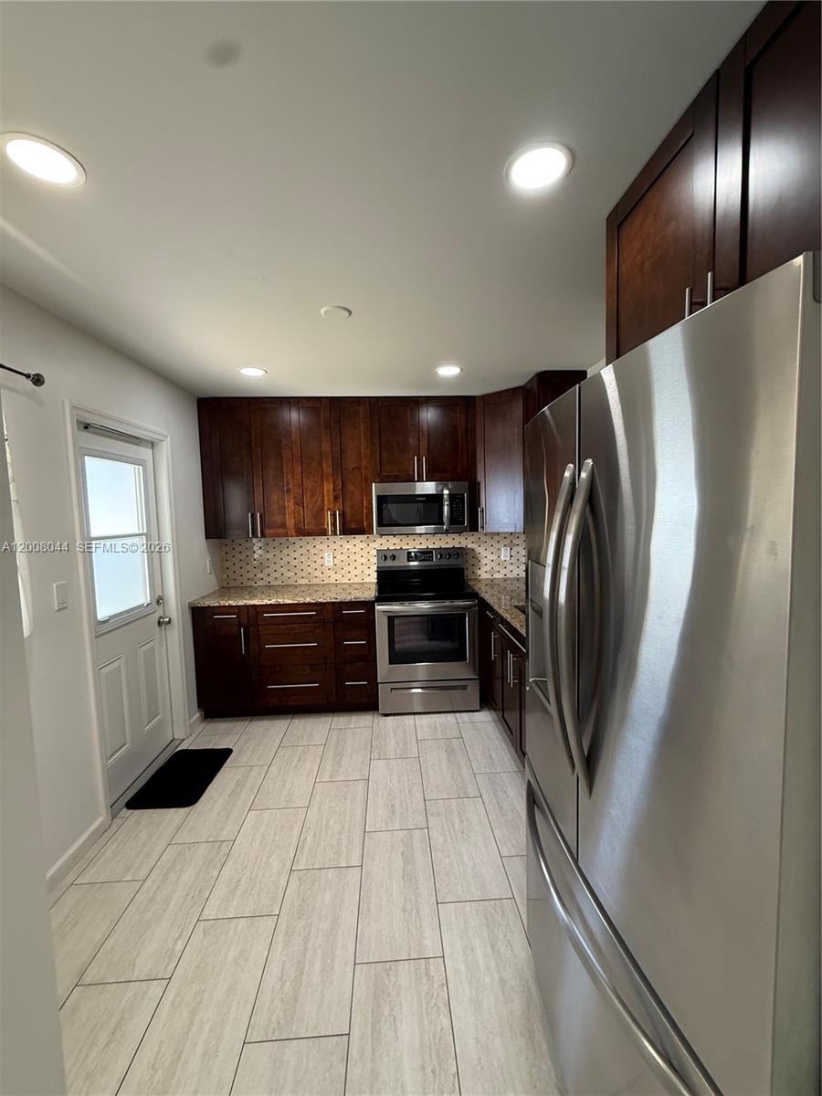 609 NE 14th Ave # 108