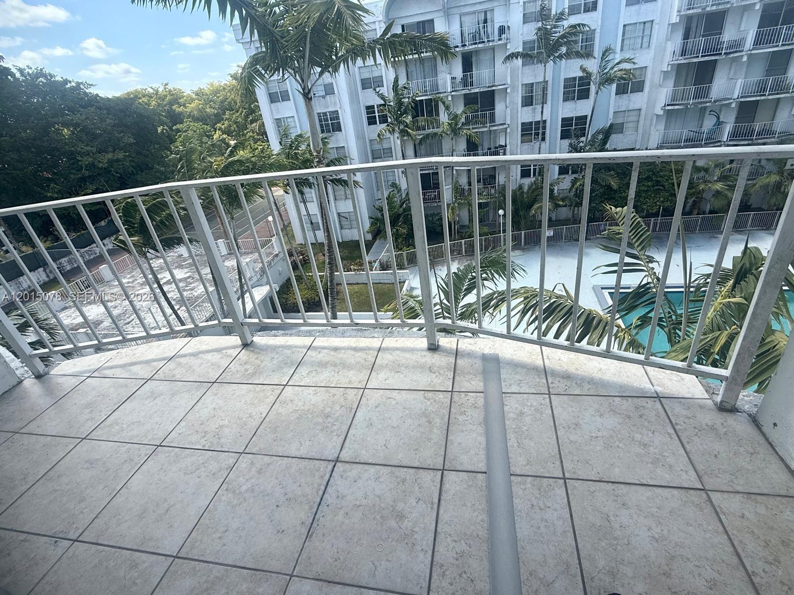 488 NW 165th St Rd # 512 Unit: B-512