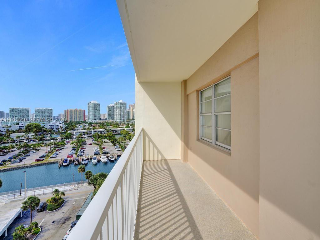 300 Bayview Dr # 906