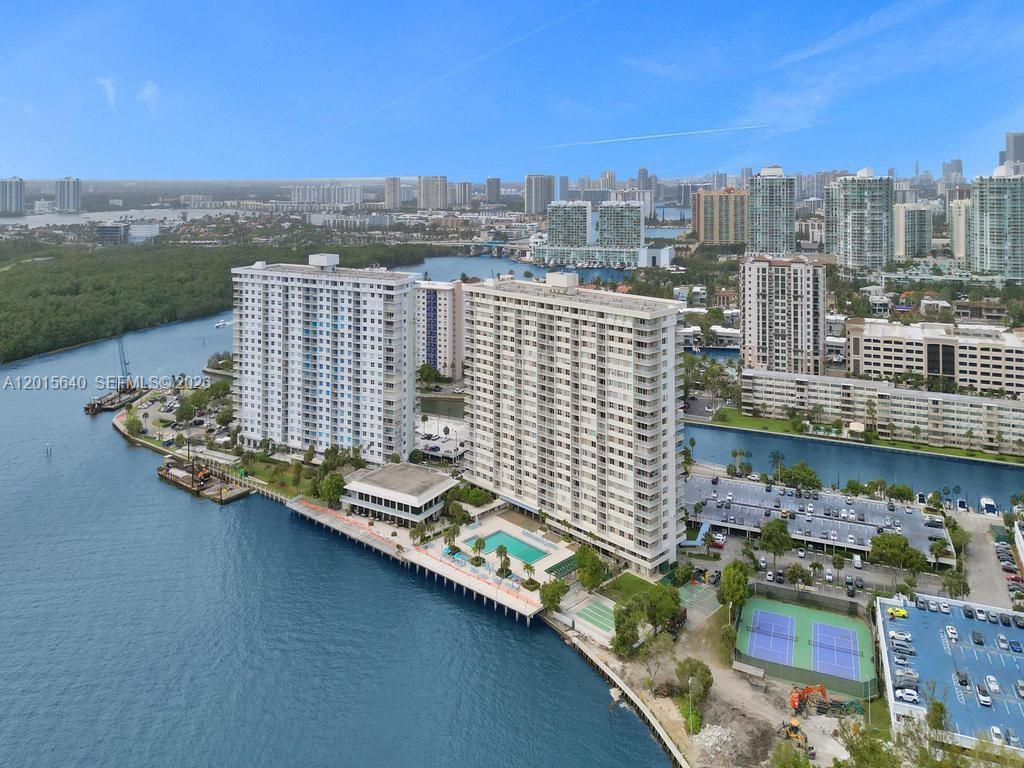 300 Bayview Dr # 906