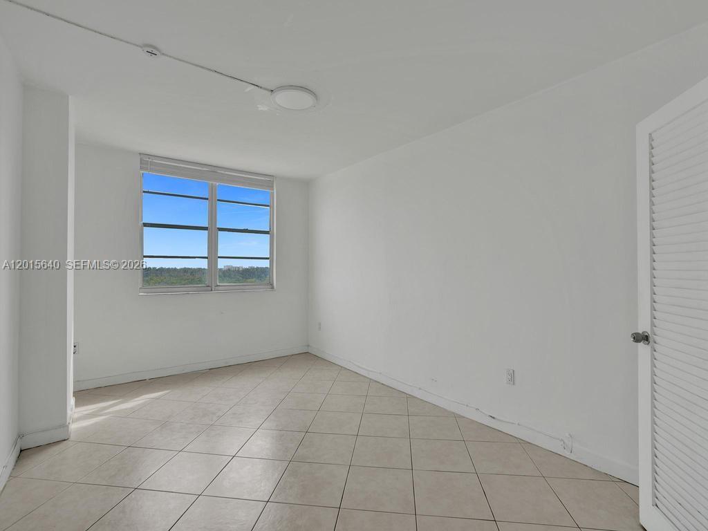 300 Bayview Dr # 906