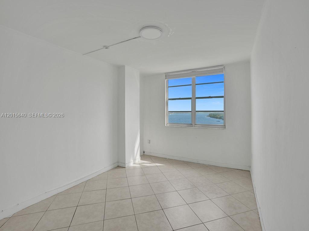300 Bayview Dr # 906