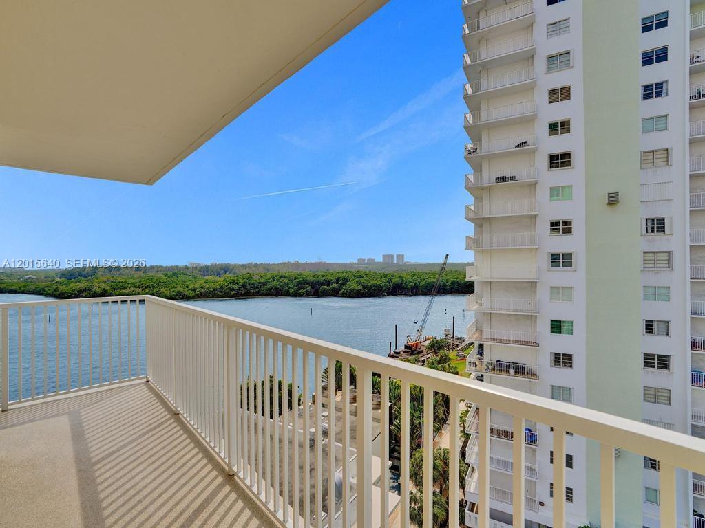 300 Bayview Dr # 906