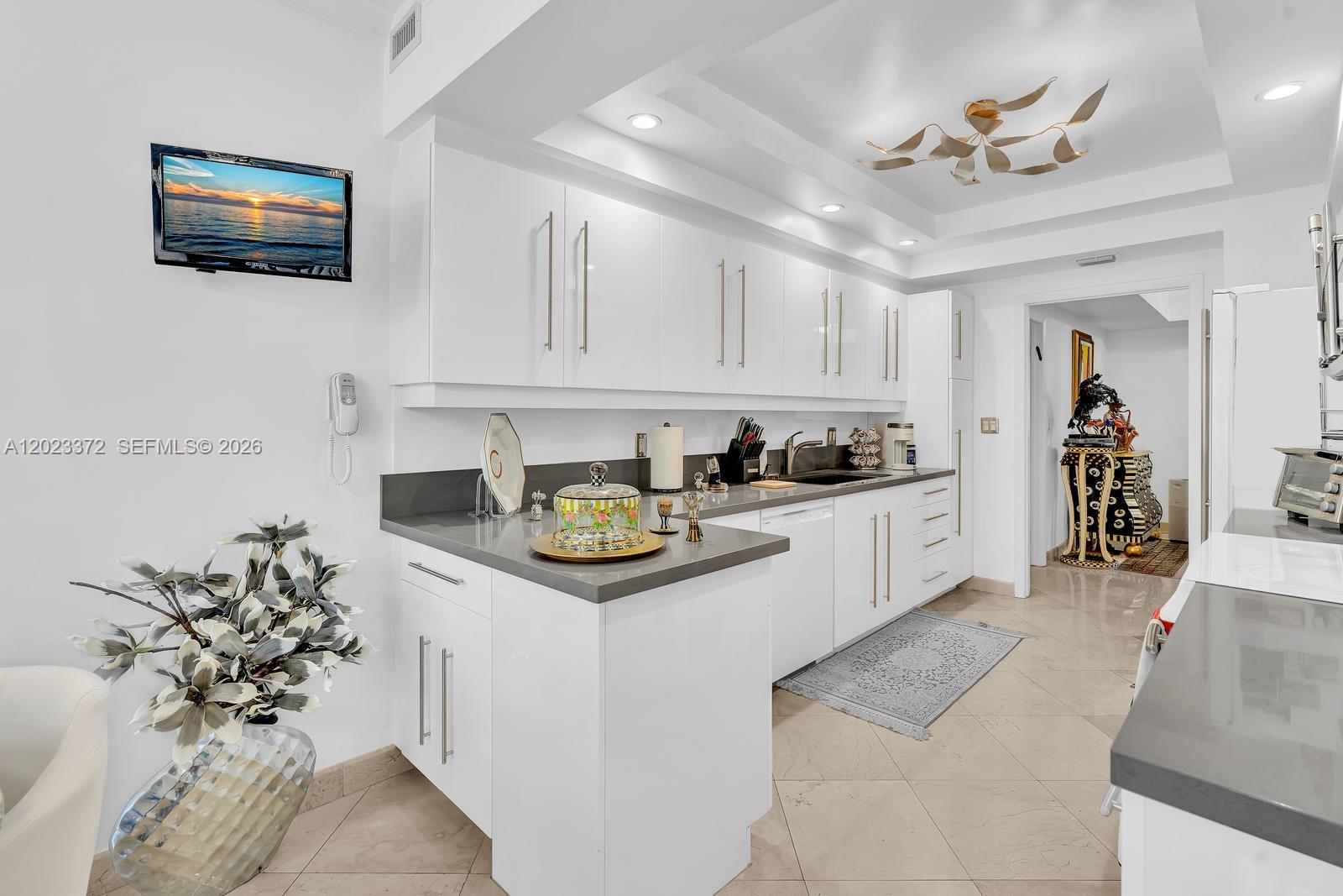 2000 Island Blvd # 305