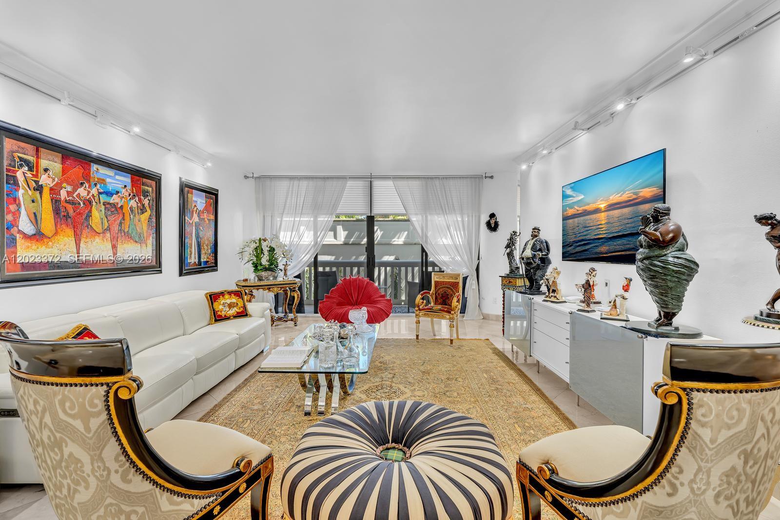 2000 Island Blvd # 305