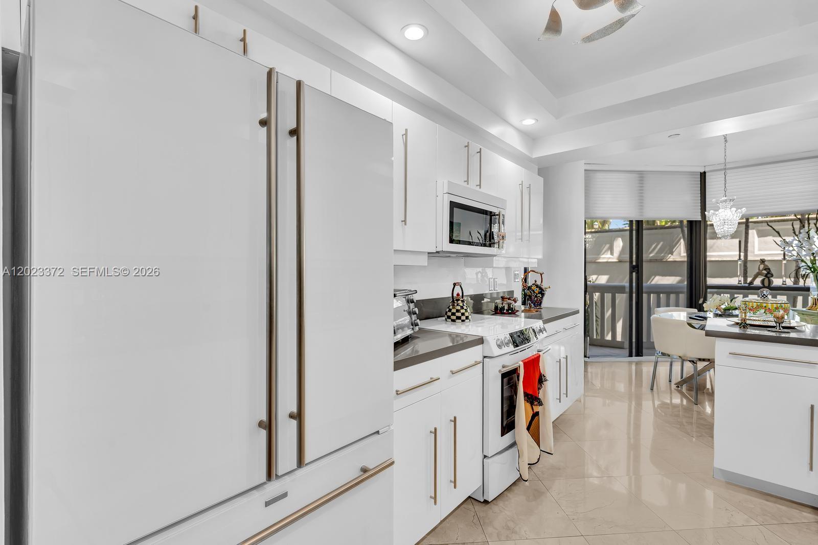2000 Island Blvd # 305