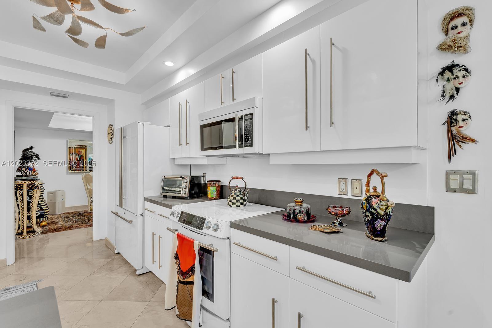 2000 Island Blvd # 305