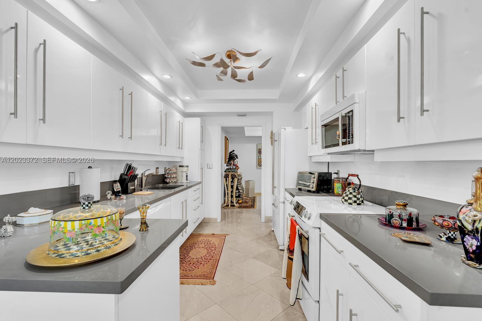 2000 Island Blvd # 305