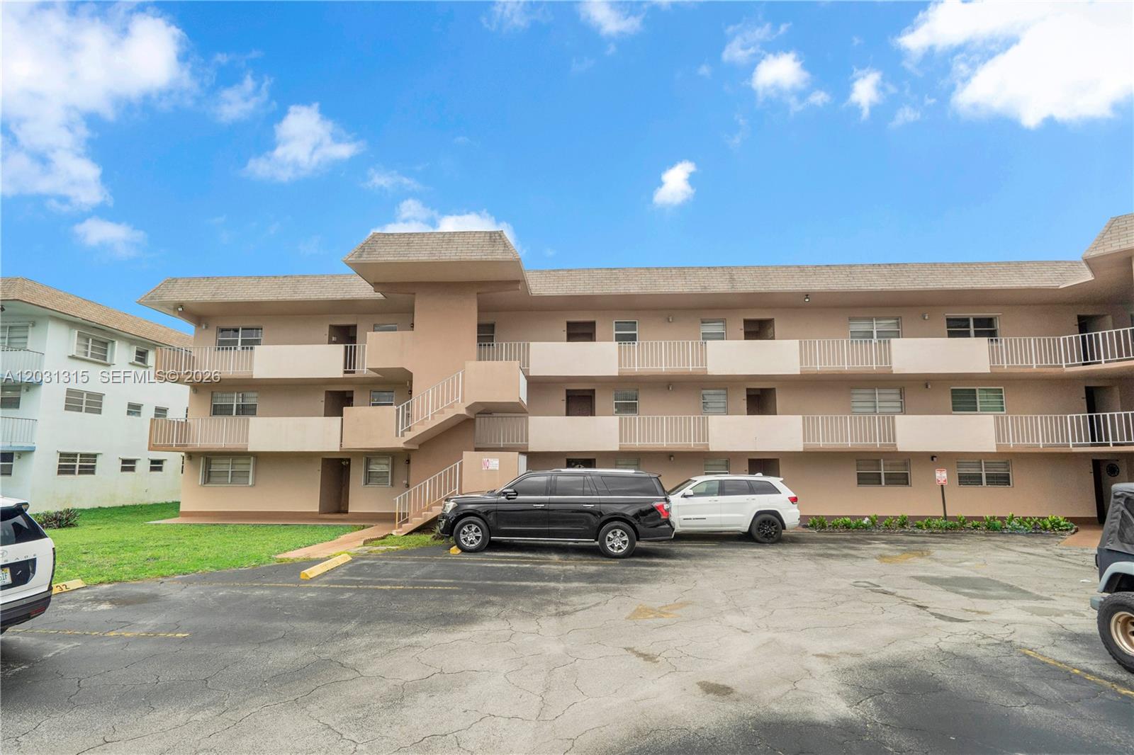 1200 Tallwood Ave # 202