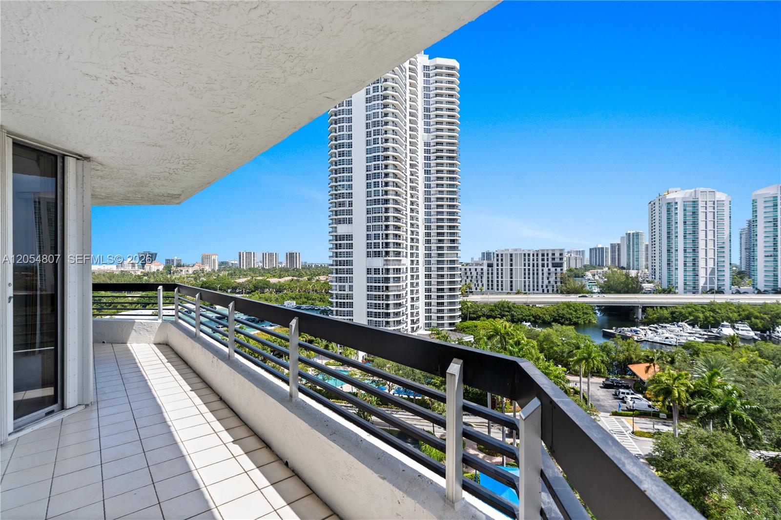 3600 Mystic Pointe Dr # 1207