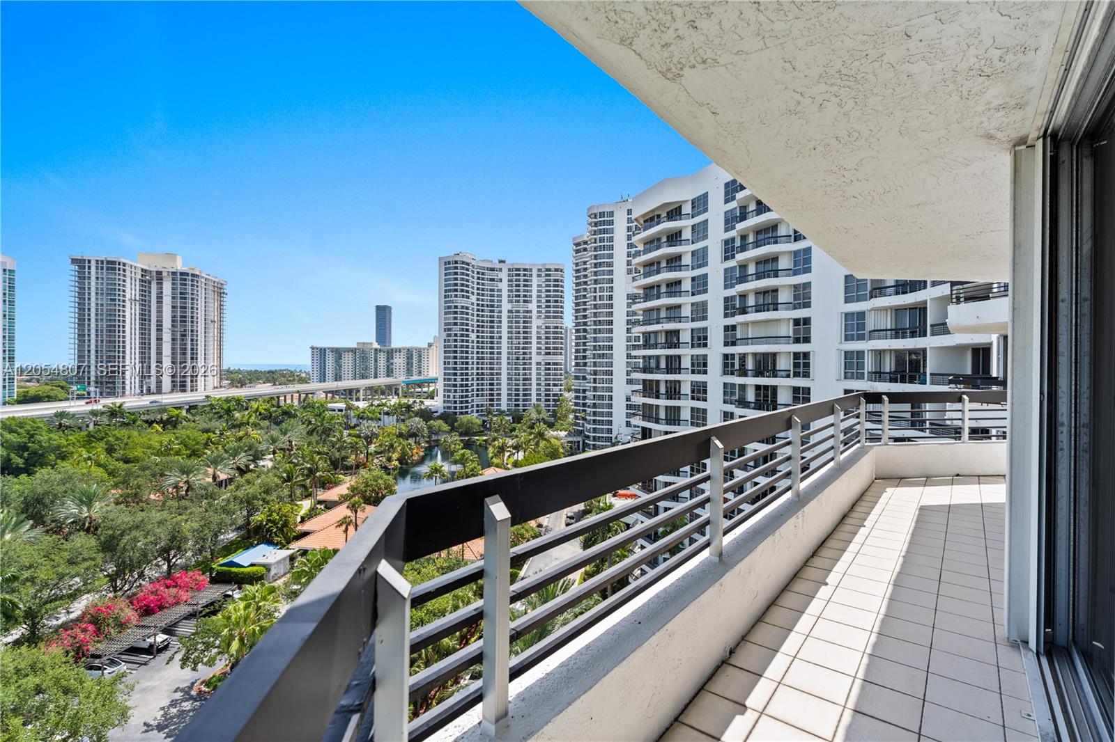 3600 Mystic Pointe Dr # 1207