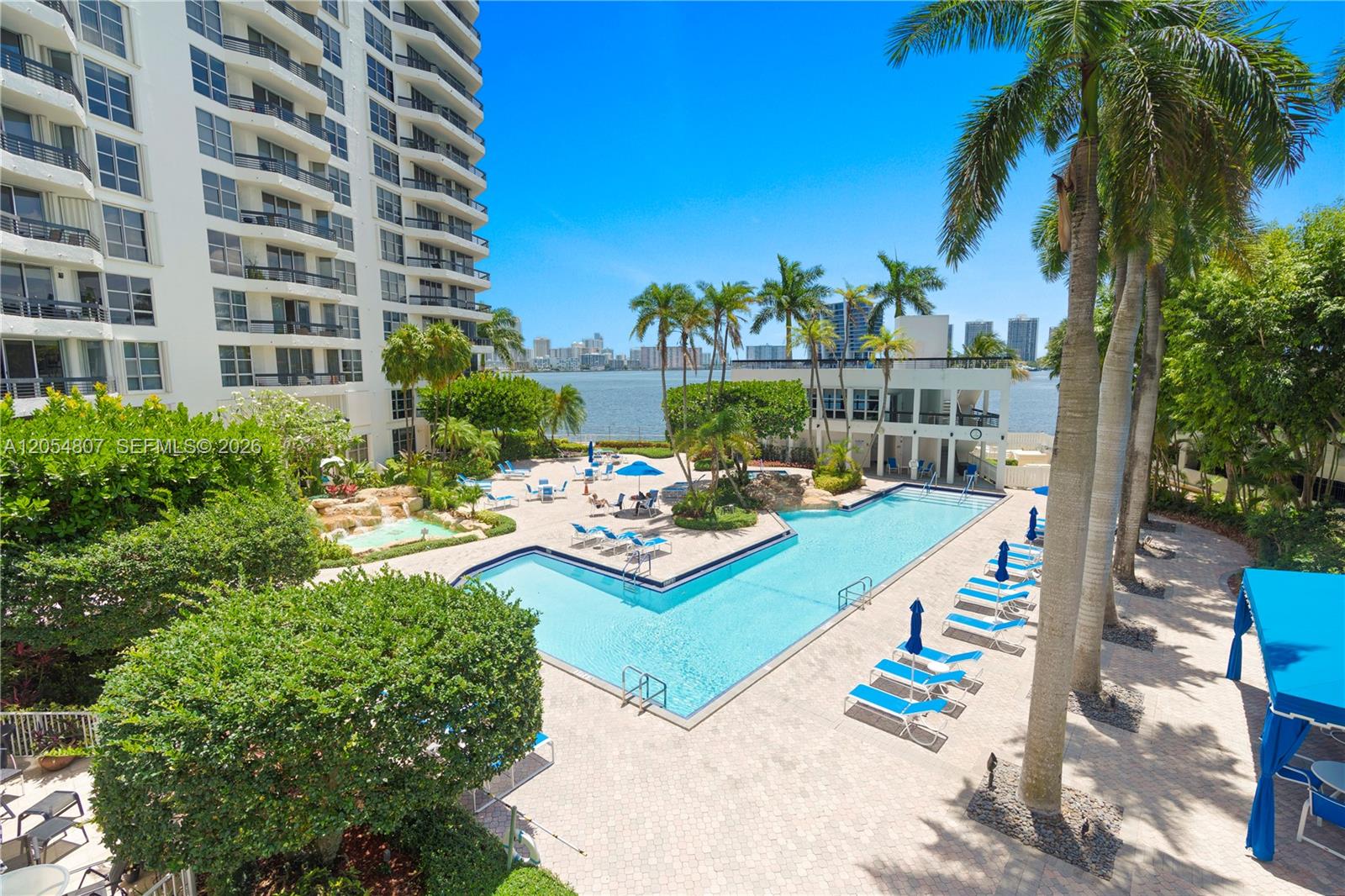 3600 Mystic Pointe Dr # 1207
