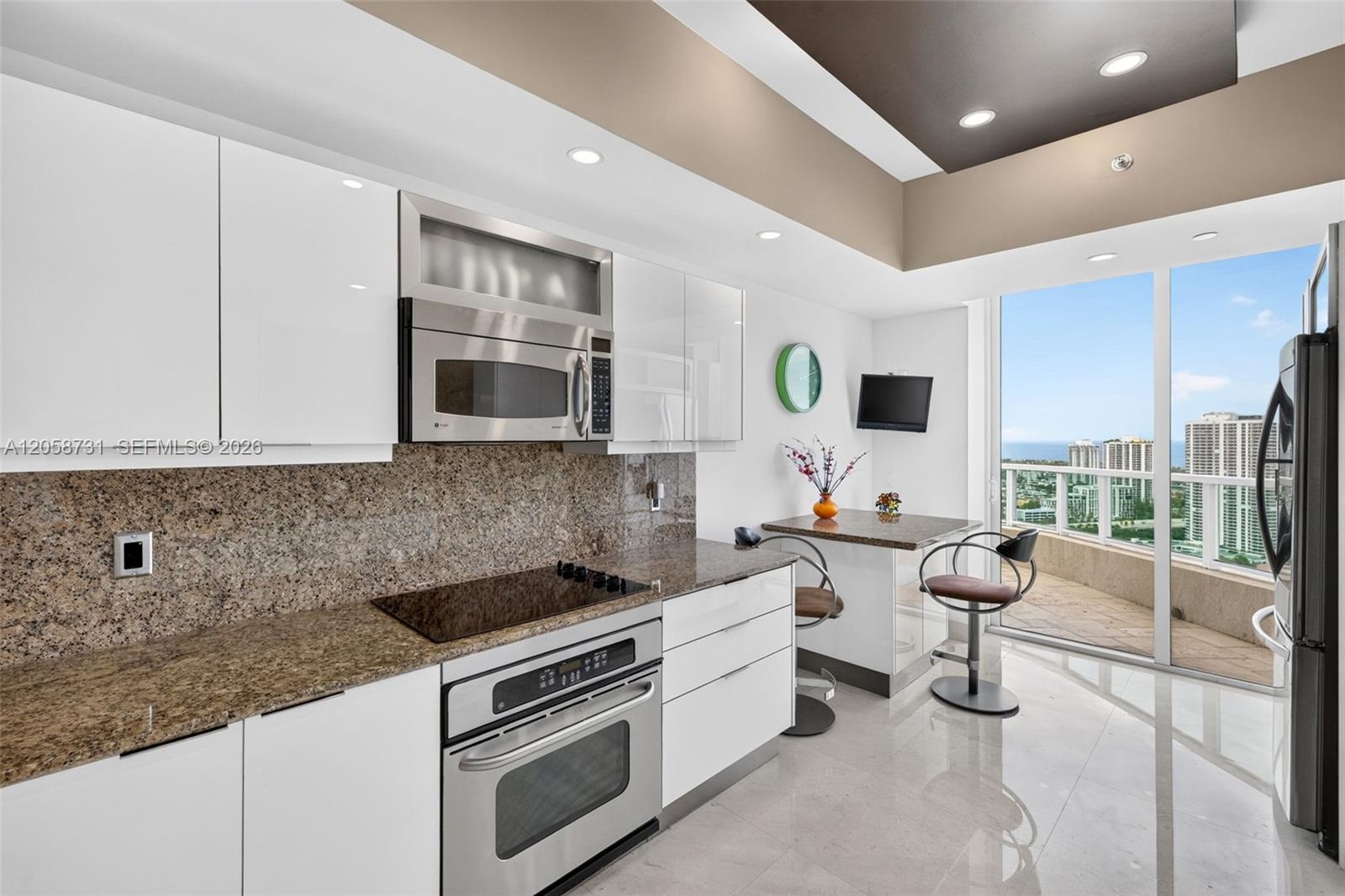 3330 NE 190th St Unit: UPH14