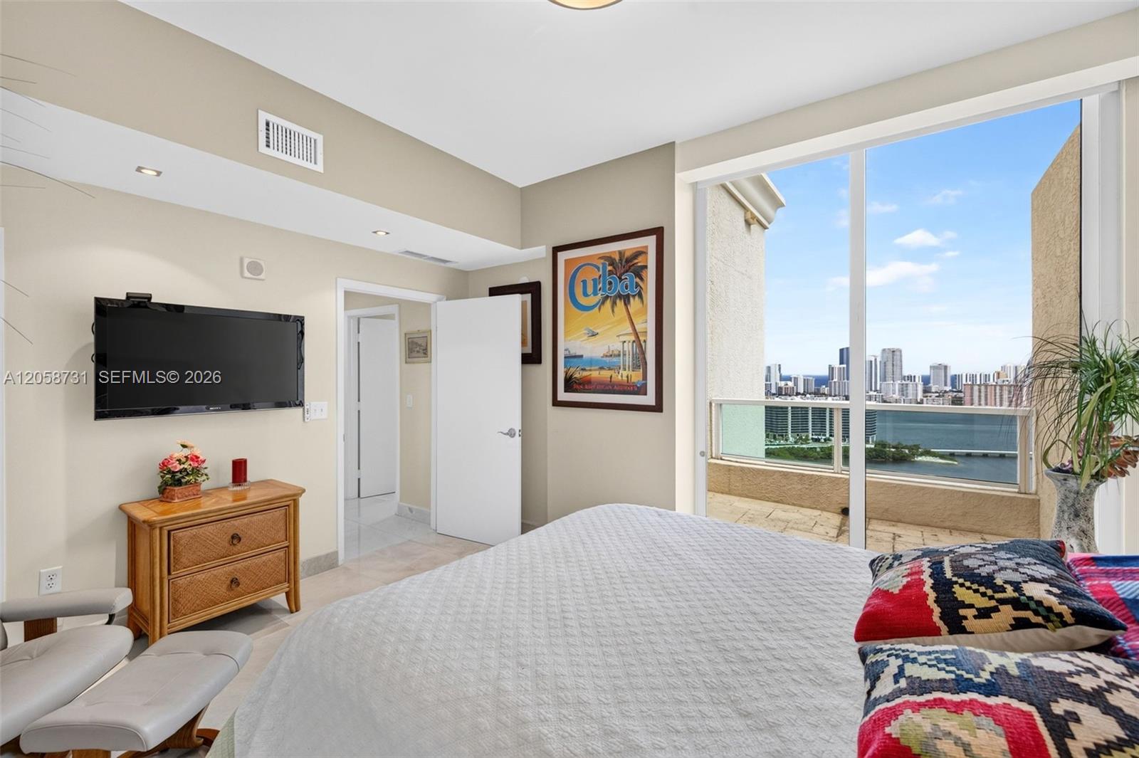 3330 NE 190th St Unit: UPH14