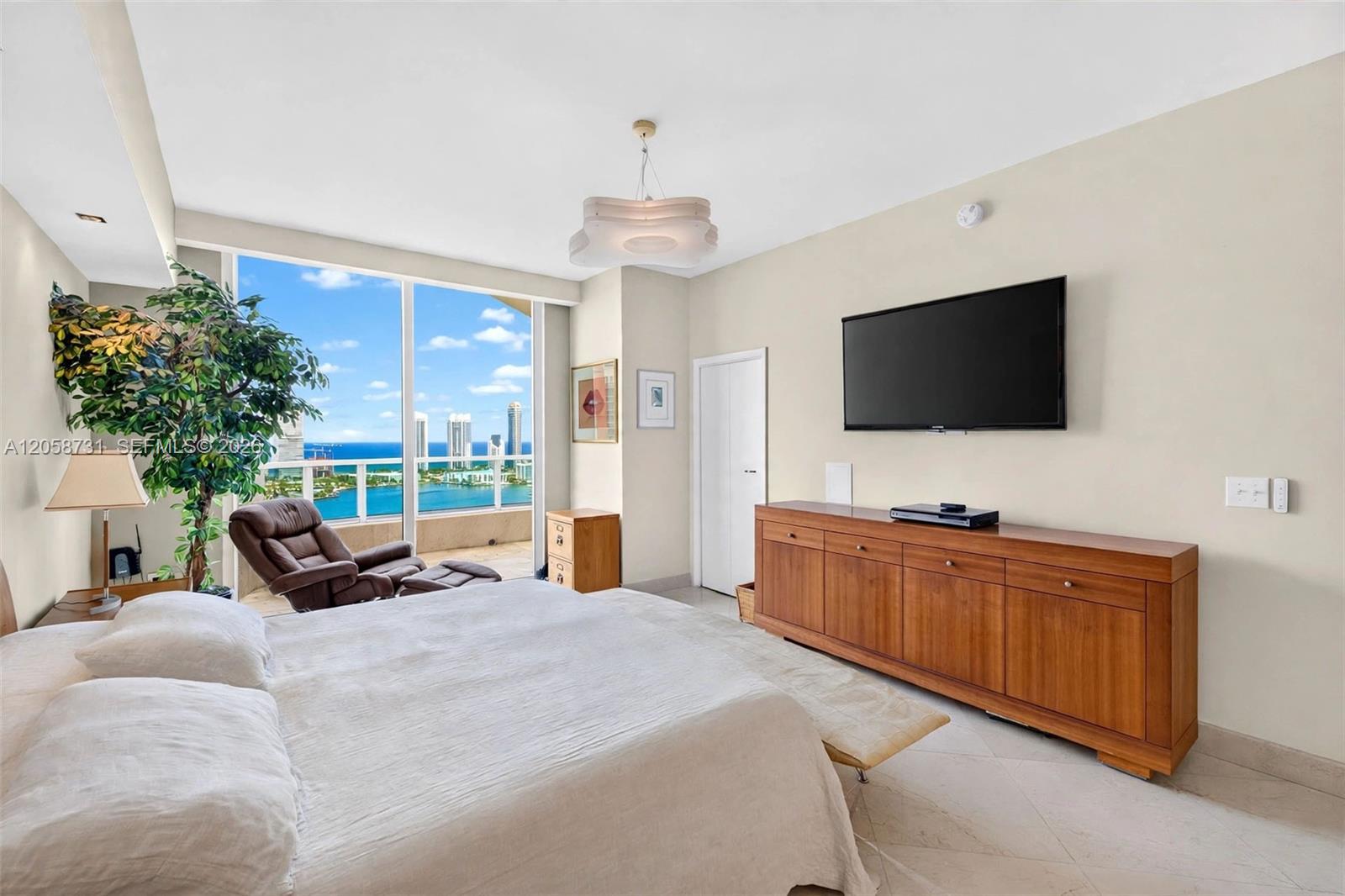 3330 NE 190th St Unit: UPH14