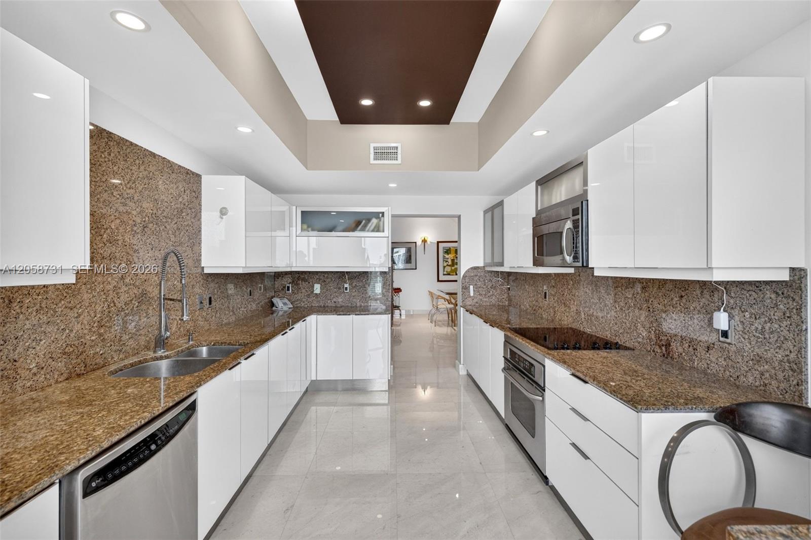 3330 NE 190th St Unit: UPH14